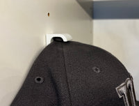Cap-Halter für IKEA PAX mit  Cap aufgehängt