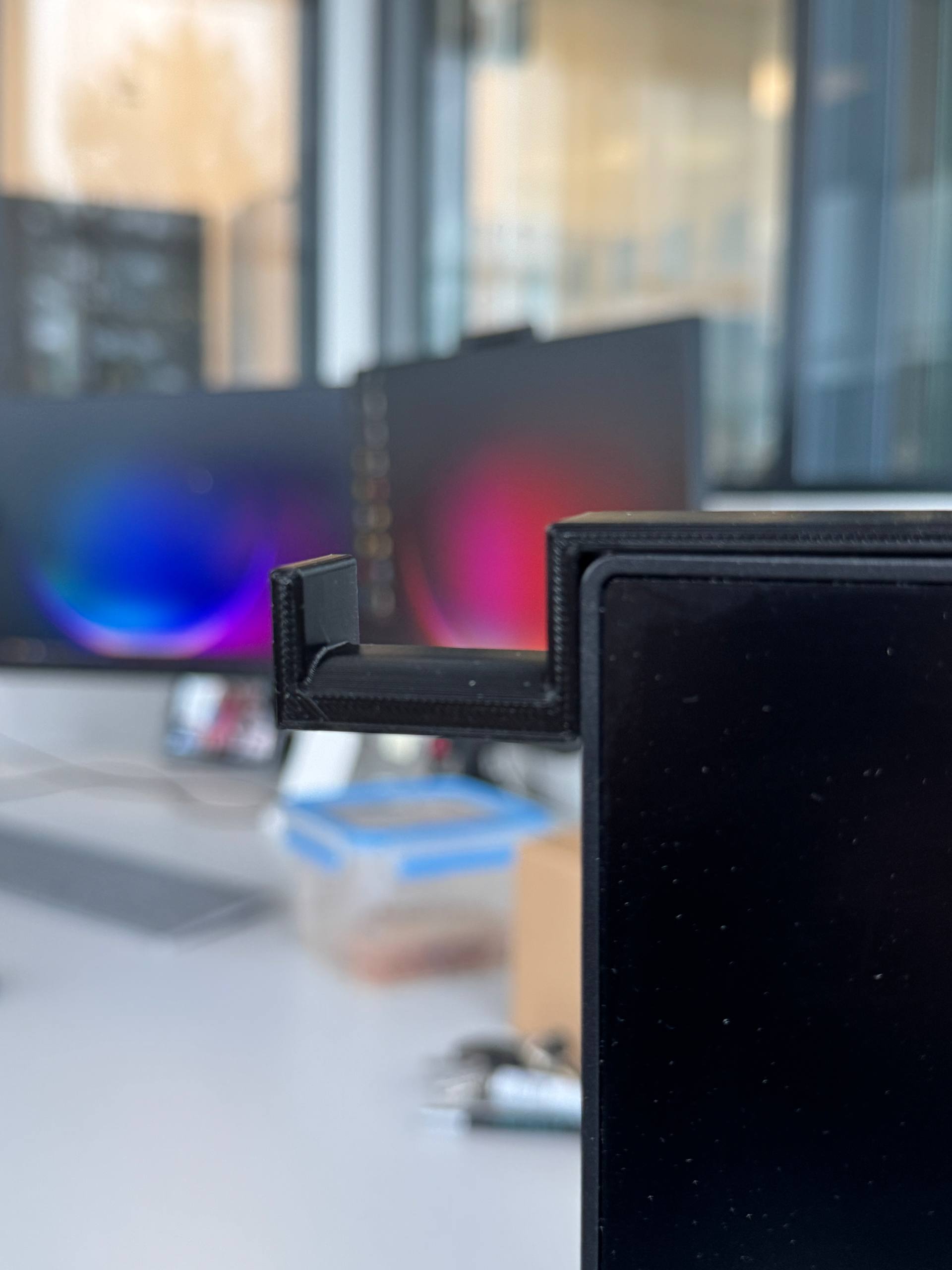 Nahaufnahme des 3M™-Klebepads auf der Rückseite des Halters – sichere Montage ohne Bohren.