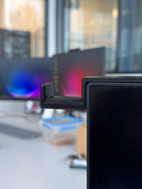 Nahaufnahme des 3M™-Klebepads auf der Rückseite des Halters – sichere Montage ohne Bohren.