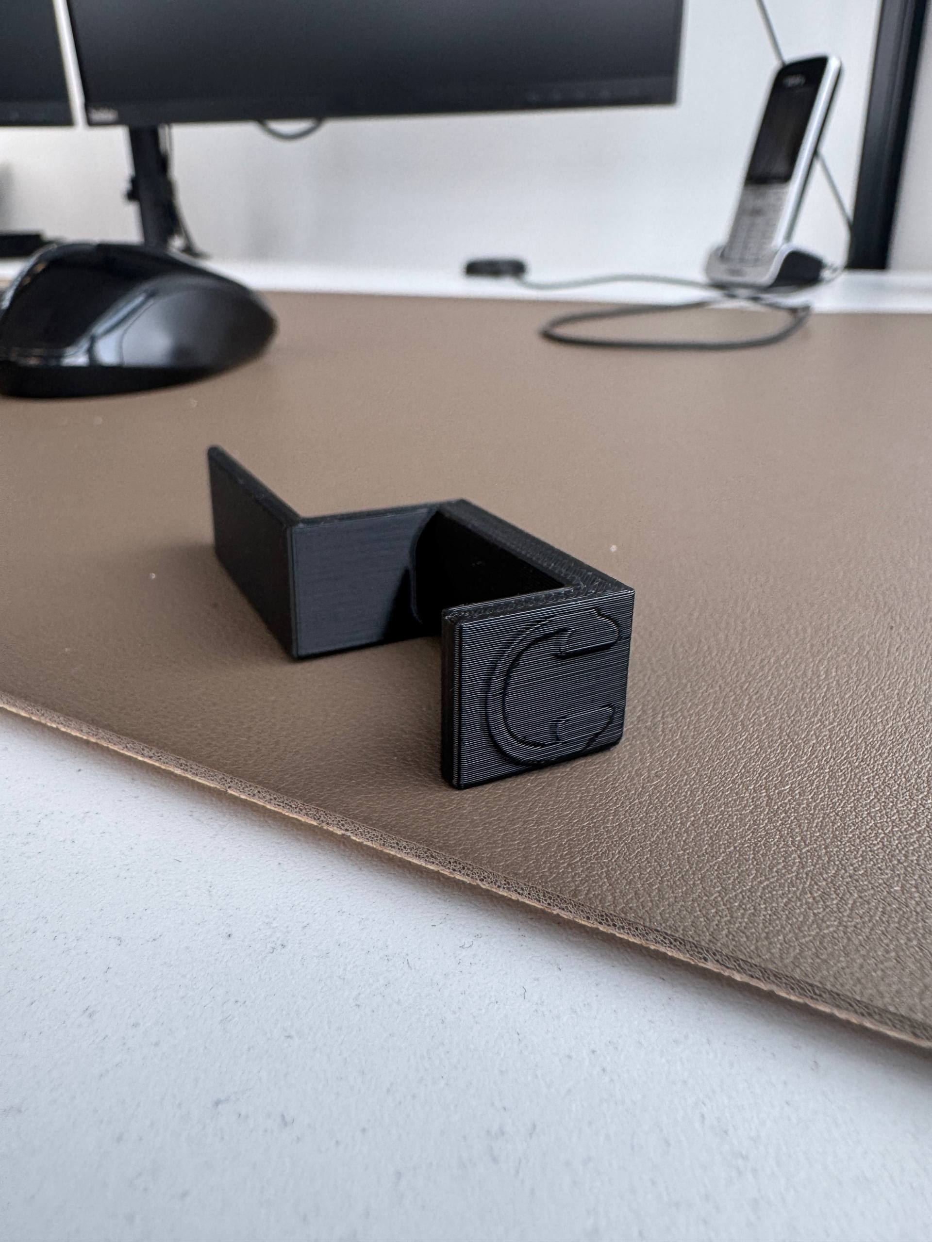 Headset-Halter mit individuell gelaserter Firmenlogo-Gravur – personalisierte Arbeitsplatzlösung.
