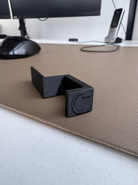 Headset-Halter mit individuell gelaserter Firmenlogo-Gravur – personalisierte Arbeitsplatzlösung.
