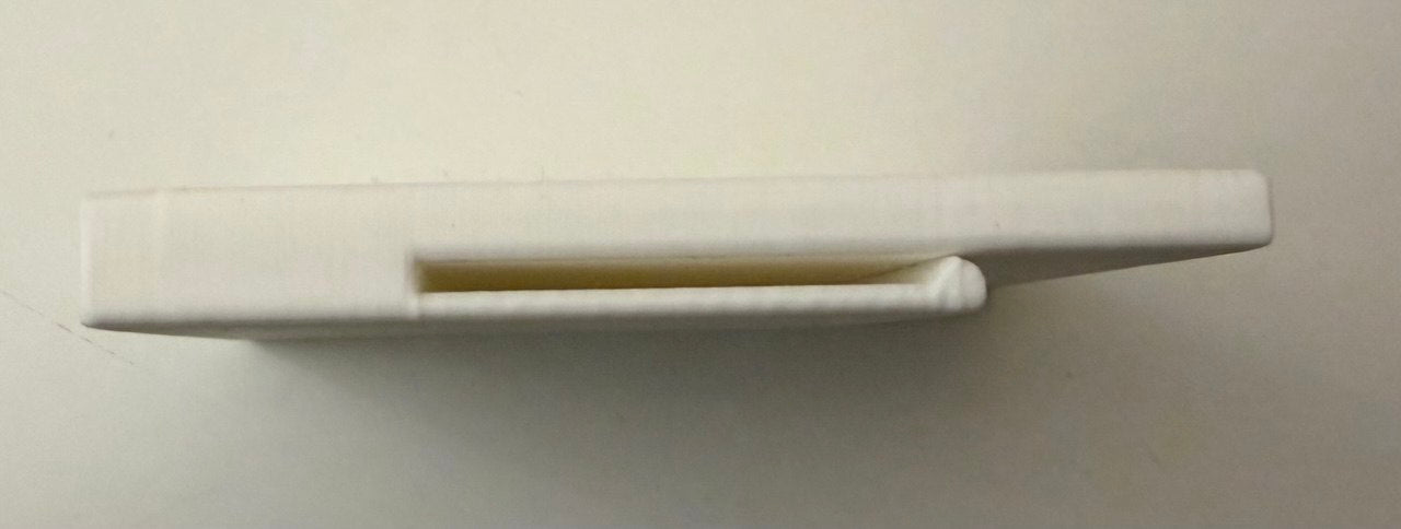 3D gedruckter Etikettenhalter für SKUBB Boxen – stabile seitliche Ansicht